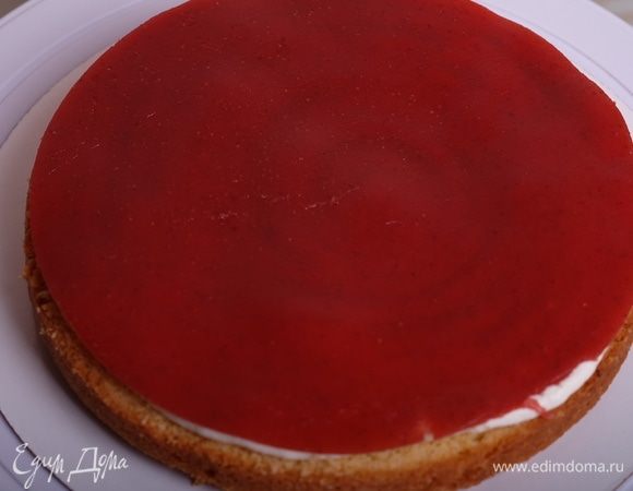 Из пласта мармелада вырубкой 18 см вырезаем два одинаковых мармеладных «коржа». Выкладываем 1-й мармеладный слой на крем.