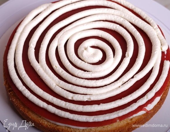 На него — снова по спирали крем, на него — второй корж.