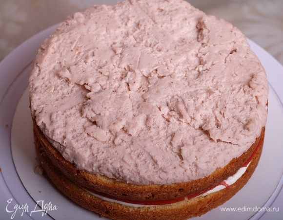 Сверху выкладываем слой чизкейка. Он все же поломался у меня немного — ничего страшного :)