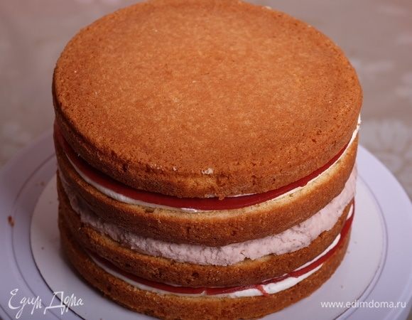 Сверху укладываем последний, четвертый корж.