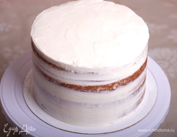Обмазываем торт кремом и выравниваем его. Ставим торт в холодильник (желательно на ночь).