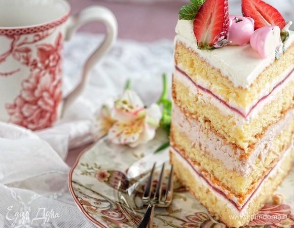 День 3-й Украшение торта Здесь никаких рамок — только ваше творчество и душевный настрой. Мне захотелось украсить торт муссовыми фигурками в зеркальной глазури, свежей клубникой и листиками мяты. Для более простого (но не менее эффектного) декора можно оставить небольшое количество крема и украсить торт им. Живые цветы будут прекрасны. Ягоды. Все, что захотите!