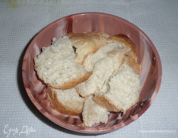 В чашку выкладываем белый хлеб и заливаем молоком. Оставляем на 5 минут. 