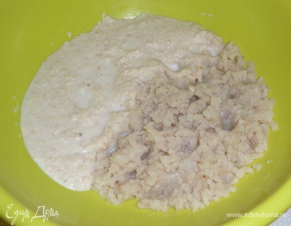 Пропускаем через мясорубку рыбное филе и замоченный хлеб.