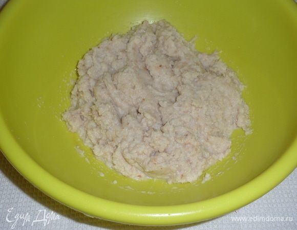 Хорошо перемешиваем массу. Добавляем соль и специи по вкусу.