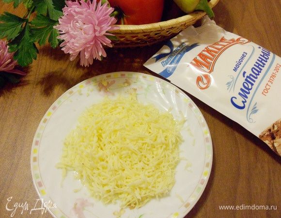 Твердый сыр натереть на мелкой терке.