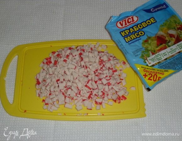 Мелко нарезаем крабовое мясо TM VICI.