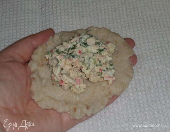 Берем небольшую порцию (1–1,5 ст. л.) рыбного фарша, делаем небольшую лепешку. На лепешку выкладываем приготовленную начинку (1–2ч. л.).