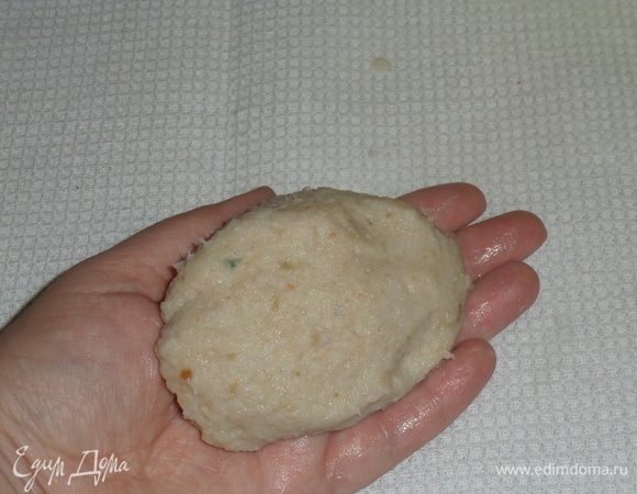 Закрываем начинку свободными краями рыбной лепешки. Делаем зразу.