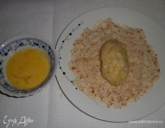 Смазываем зразы взбитым яйцом и обваливаем в панировочных сухарях.