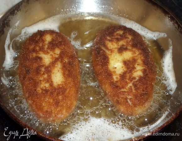 Выкладываем зразы на разогретую сковороду с растительным маслом. Обжариваем зразы с двух сторон до золотистого цвета.