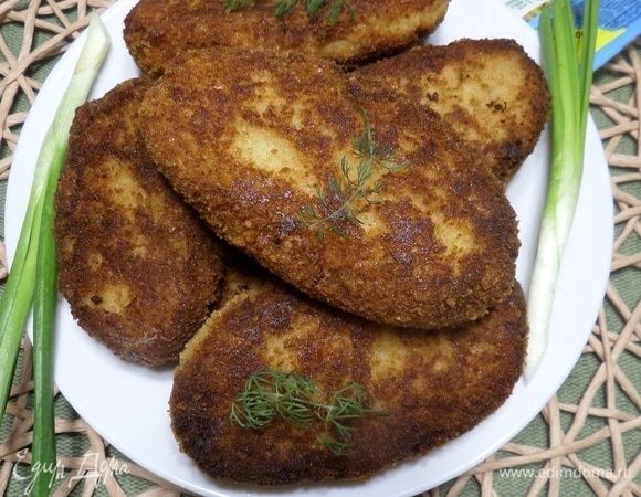 Подаем зразы, добавив зелень.