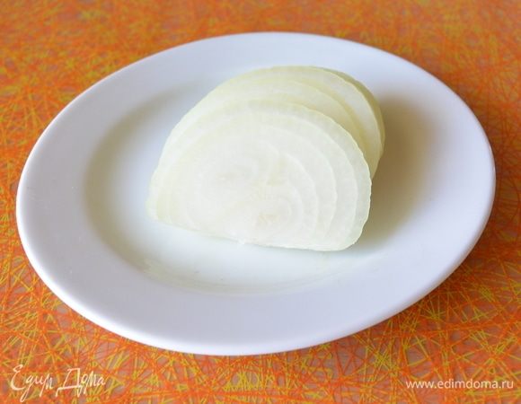Нарезать лук полукольцами.