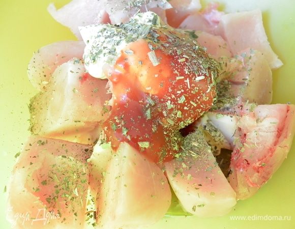 Нарезать куриную грудку на небольшие кусочки, добавить лук, майонез, кетчуп и оливковое масло.