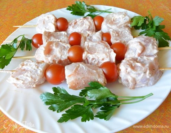 Шпажки предварительно вымочить в воде. А затем нанизать на них поочередно кусочки курицы и помидоры черри.