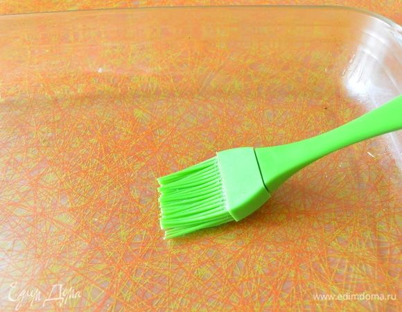 Смазать маслом посуду, где будем выпекать шашлык.