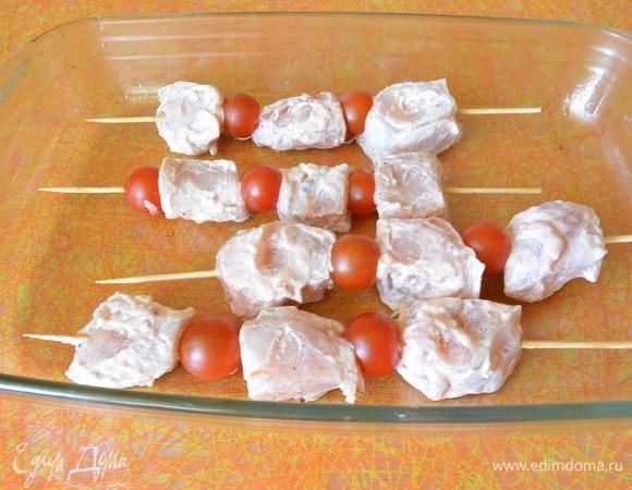 Выложить подготовленный шашлык в посуду и отправить в разогретую духовку на 30-35 минут до готовности.