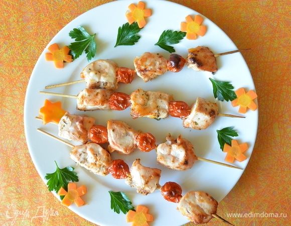 Украсить готовый шашлык свежим укропом и вареной морковью.