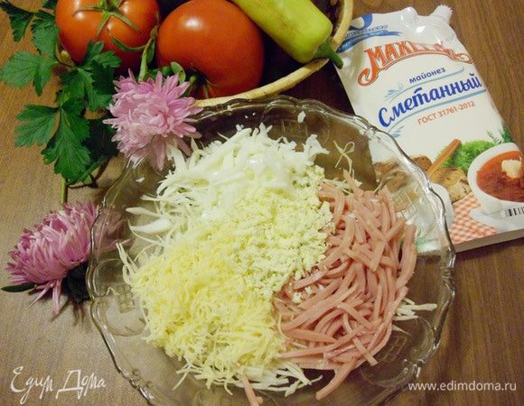 В салатник положить белокочанную капусту, ветчину, половину натертого сыра и яйца.