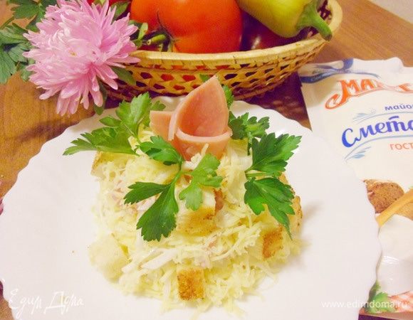 Непосредственно перед подачей посыпать салат оставшимся сыром и обжаренными сухариками. Украсить по своему усмотрению.