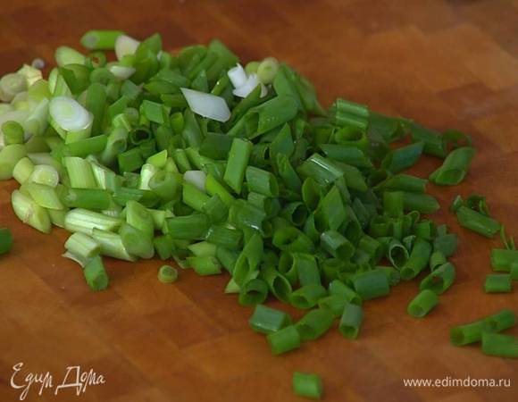 Зеленый лук мелко порезать наискосок.