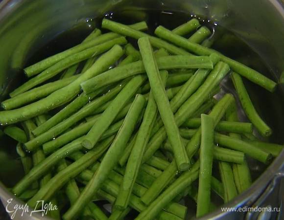Кенийскую фасоль опустить на 2 минуты в кипящую воду, затем слить и обдать ледяной водой.