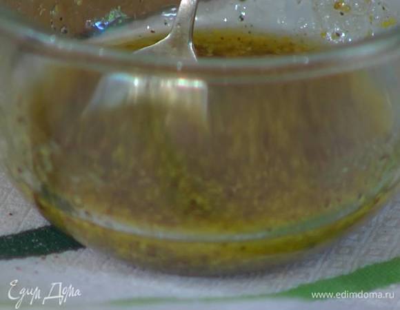 Приготовить заправку: горчицу соединить с оливковым маслом и уксусом, посолить, поперчить и перемешать.