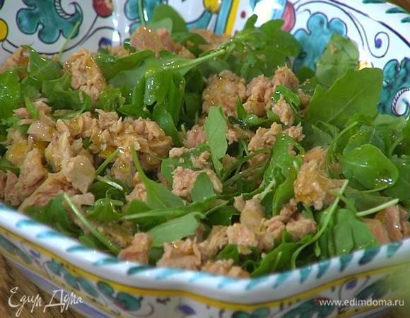 Руколу выложить в салатник, посыпать частью нарезанного зеленого лука, сверху разложить небольшие кусочки тунца, сбрызнуть все оливковым маслом, поперчить, посолить, полить соком лайма.