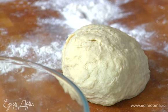 Выложить тесто на присыпанную мукой рабочую поверхность и месить вручную еще 5‒7 минут, пока оно не перестанет прилипать к рукам.
