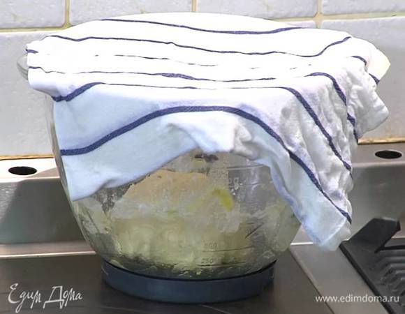 Сформировать из теста шар, поместить в миску, смазанную оливковым маслом, накрыть смоченным в горячей воде и отжатым полотенцем и поставить в теплое место на 15 минут.