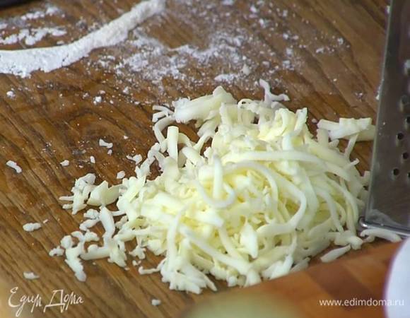 Моцареллу и тильзитер по отдельности натереть на крупной терке.