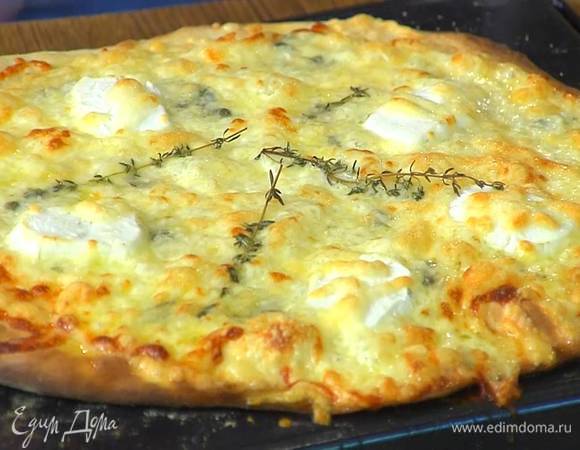 Выпекать пиццу в разогретой духовке 10‒15 минут.