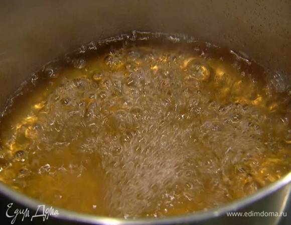 В кастрюлю влить 250 мл воды, добавить сахар и сварить сироп, затем остудить его.