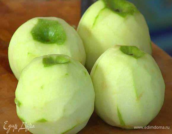 Яблоки почистить и, удалив сердцевину, нарезать небольшими кубиками.