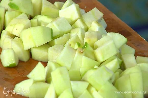 Из лимонов выжать сок и сбрызнуть нарезанные яблоки (2‒3 ст. ложки сока оставить).