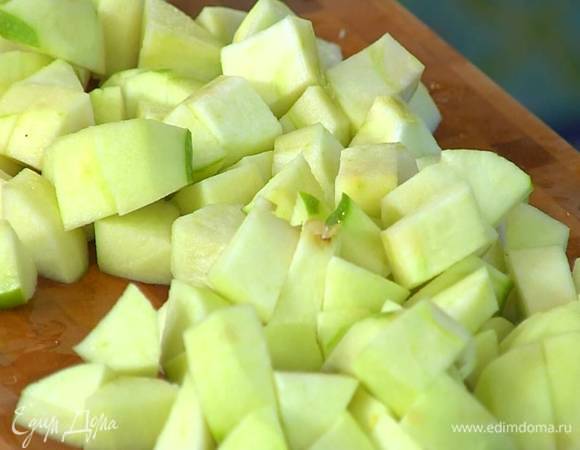 Из лимонов выжать сок и сбрызнуть нарезанные яблоки (2‒3 ст. ложки сока оставить).