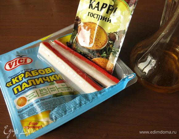 Подготовим крабовые палочки и карри.