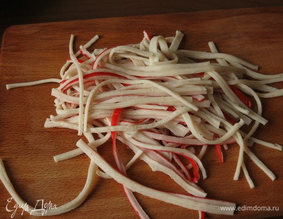 Разбираем палочки на полоски. На палочку надавливаем слегка лезвием широкого ножа, тогда она легко разделится на полоски.