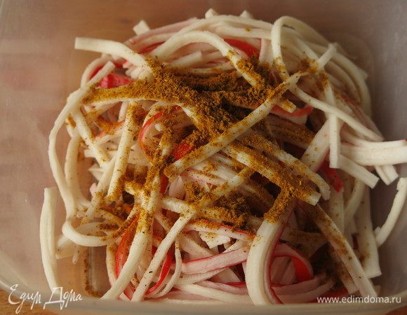 Кладем палочки в контейнер, насыпаем карри, закрываем крышкой и встряхиваем. Без крышки проделывать не рекомендую. На 100 г 1/4–1/2 чайной ложки карри.