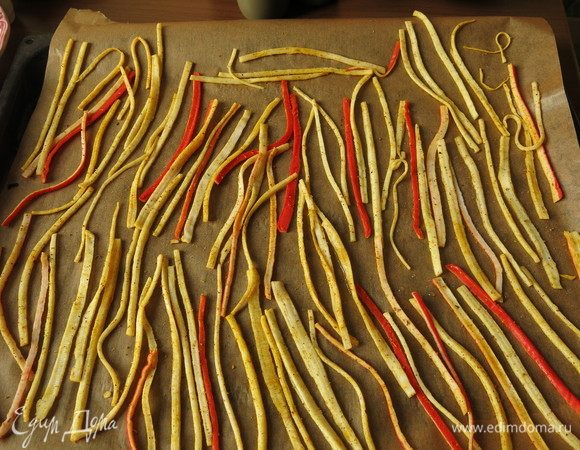Раскладываем полоски на противне с бумагой, чуть сбрызгивая ее маслом. Хотя и без масла палочки не прилипают.