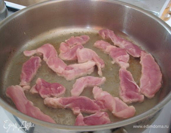 Свинину нарезать полосками, слегка обжарить по 3-4 минуты на растительном масле.