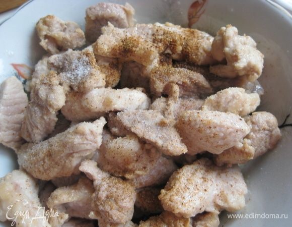 Мясо посолить, поперчить.