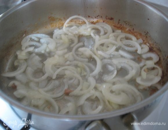 Лук порезать соломкой. Обжарить на той же сковороде.