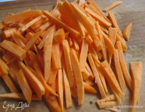 Морковь почистить, нарезать соломкой.