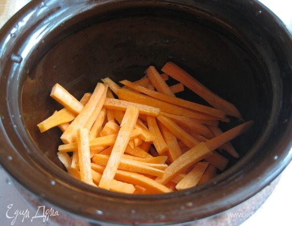 Укладываем в горшочек сначала морковь.