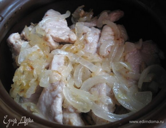 Затем мясо, лук.