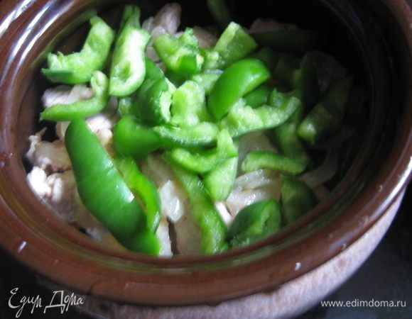 Сверху кусочки сладкого перца.