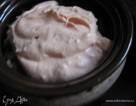 В каждый горшочек выкладываем сверху соус, закрываем крышкой и запекаем 1 час в духовке при температуре 180°С.