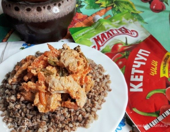 Подаем с любым гарниром, например, с гречкой. И мясо, и овощи просто тают во рту! Спасибо ТМ «МахеевЪ» за вкусный кетчуп чили!