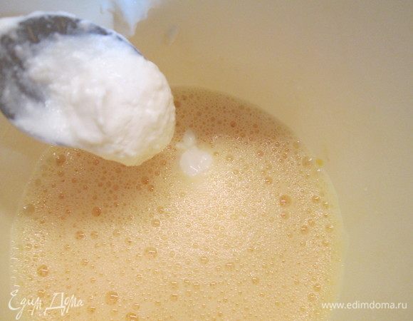 Смешиваем яйца со сметаной и хреном ТМ «МахеевЪ». Взбиваем. 
